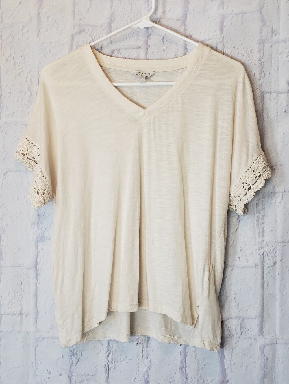 LUCKY BRAND Crochet Trim Cream V-Neck Tee Small